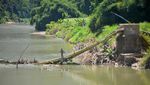Tolong! Jembatan Rusak Diterjang Banjir di Pesisir Selatan