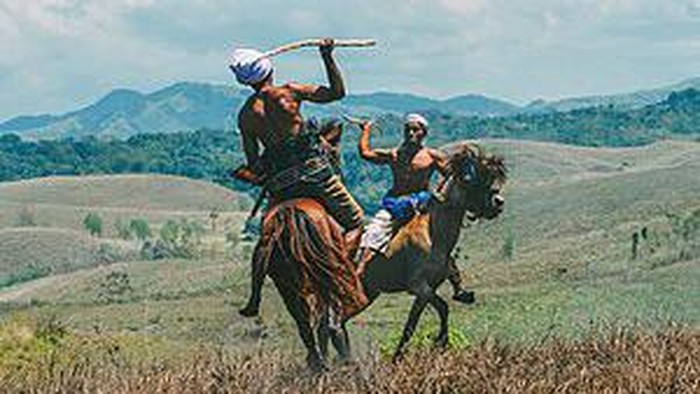 Tradisi Pasola di Sumba Barat, NTT. (Dok p2k.stekom.ac.id)