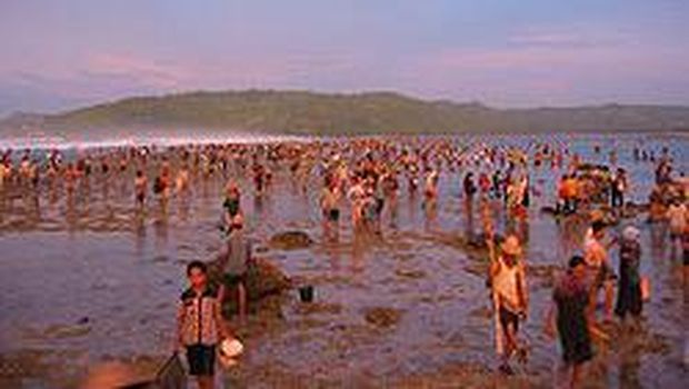 Tradisi Pasola di Sumba Barat, NTT. (Dok p2k.stekom.ac.id)