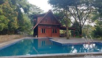 Seperti inilah bentuk villa yang disewakan Tumbuhejo. Mereka memiilki 2 jenis vila dan yang satu lagi tidak mempunyai kolam renang. Untuk harga, per malamnya mulai Rp 1,4 jutaan. (Syanti Mustika/detikcom)
