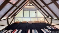 Seperti ini suasana di dalam glamping. Terdapat 5 matras lengkap dengan selimutnya yang bisa dipakai wisatawan. Adapun harga sewa per malamnya mulai Rp 550 ribuan.  (Syanti Mustika/detikcom)