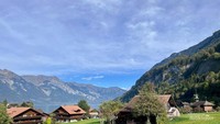 Padang rumput di Iseltwald, Swiss.