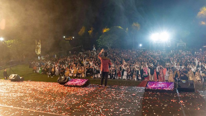 Upaya Bangkitkan Perekonomian Lokal dan Pariwisata Indonesia Suasana acara Spirit Of Samurai IV di Danau Toba, Kamis (25/4/2024). Acara Spirit of Samurai IV yang diselenggarakan oleh AFC Lifescience Indonesia berhasil menarik lebih dari 5.000 peserta ke Danau Toba dari berbagai penjuru Indonesia, bahkan mancanegara seperti Malaysia, Singapura, dan Jepang. Acara ini membawa dampak perekonomian yang sangat positif bagi pelaku pariwisata seperti restoran, penginapan, penyewaan transportasi, juga usaha UMKM lokal lainnya.