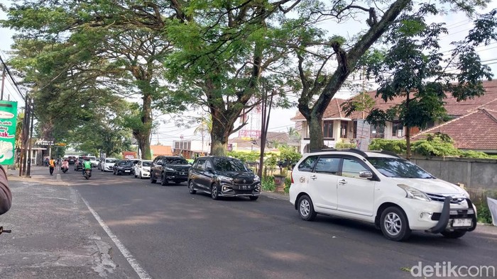 Volume kendaraan di Kota Batu meningkat di hari pertama libur panjang. Lalu lintas ramai lancar.