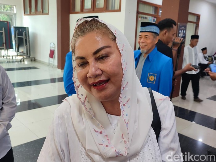 Wali Kota Semarang, Hevearita Gunaryanti Rahayu saat memberikan keterangan pers usai pelepasan calon jemaah haji di UIN Walisongo, Semarang, Kamis (9/5/2024).
