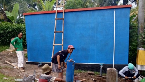 Warga Banjar Pangkung Kwa, Desa Penyaringan, Kecamatan Mendoyo, Kabupaten Jembrana, membangun bak swadaya beberapa waktu lalu. Bak dibangun untuk mengatasi persoalan air bersih. (Dok. Kelian Banjar Pangkung Kwa I Wayan Kardiana)