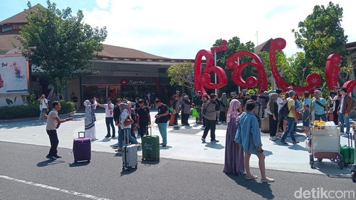 Wisatawan domestik mulai berdatangan di terminal domestik Bandara I Gusti Ngurah Rai, Bali, Kamis (9/5/2024). (Foto: Aryo Mahendro/detikBali)