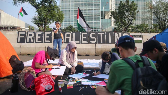 Aksi Bela Palestina Kembali Berlangsung di Depan Kedubes Amerika Sejumlah orang yang tergabung dalam Koalisi Musisi Untuk Gaza melakukan aksi di depan Kedutaan Besar Amerika Serikat, Jakarta, Jumat (10/5/2024).