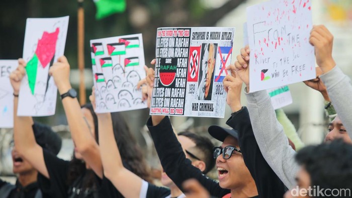 Aksi Bela Palestina Kembali Berlangsung di Depan Kedubes Amerika Sejumlah orang yang tergabung dalam Koalisi Musisi Untuk Gaza melakukan aksi di depan Kedutaan Besar Amerika Serikat, Jakarta, Jumat (10/5/2024).