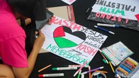 Aksi tersebut menyuarakan aksi Stop Genosida Palestina oleh Israel yang didukung oleh Amerika Serikat.
