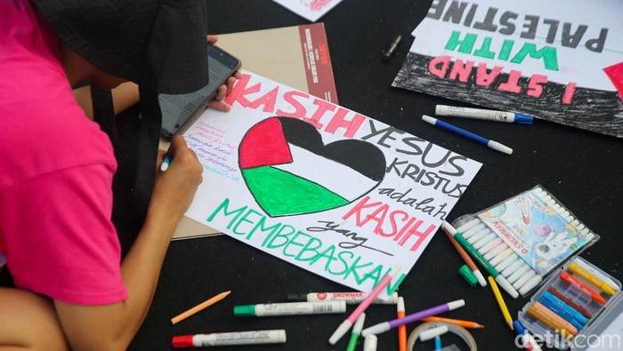 Aksi Bela Palestina Kembali Berlangsung di Depan Kedubes Amerika Sejumlah orang yang tergabung dalam Koalisi Musisi Untuk Gaza melakukan aksi di depan Kedutaan Besar Amerika Serikat, Jakarta, Jumat (10/5/2024).