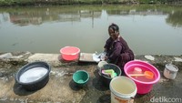 Mereka menganggap aliran air sungai masih bersih sehingga digunakan untuk kegiatan sehari-hari.