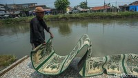 Diketahui mencuci sajadah masjid dilakukan untuk mempersiapkan Jumat bersih.