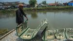 Aktivitas Warga Karawang Mencuci Baju hingga Sajadah Masjid di Sungai Aktivitas Warga Karawang Mencuci Baju hingga Sajadah Masjid di Sungai