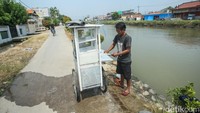 Tampak warga mencuci baju, sajadah, motor hingga gerobak.