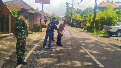 Anggota Satlantas Polres Karangasem saat melakukan olah TKP di lokasi kecelakaan maut di Desa Muncan, Kecamatan Selat, Karangasem Kamis (9/5/2024). Satu pengendara motor tewas karena kecelakaan tersebut.
