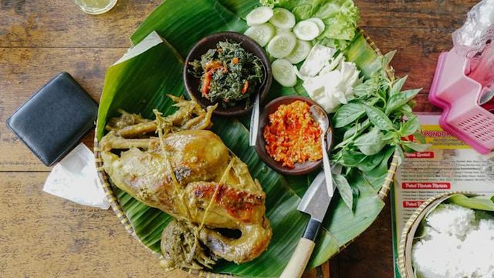 Ayam Ingkung khas Yogyakarta.
