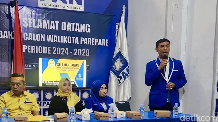 Bakal Calon Wali Kota Parepare Erna Rasyid (kerudung kuning) saat mengembalikan formulir penjaringan Cawalkot di PAN.