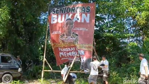 Pemuda Desa Gunaksa merusak baliho bergambar pelaku penganiayaan Putu Satria saat pengabenan, Jumat (10/5/2024). (Putu Krista/detikBali)