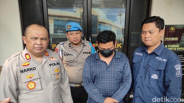 Bapak-bapak yang viral mainkan kelamin ternyata iseng mainkan dildo yang ditemukan di tepi sungai.