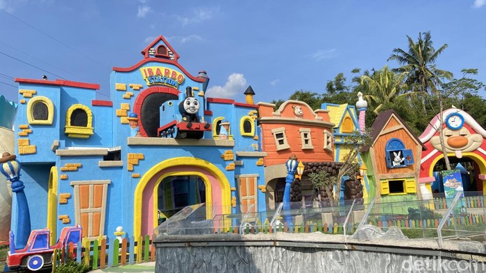 Baru! Jogja Hadirkan Taman Aviary Seru Lewat Ibarbo Park Yogyakarta -Β Baru saja diresmikan tahun ini, Ibarbo Park mengklaim sebagai taman wisata dan pusat oleh-oleh terlengkap dan terbesar di Jogja. Ibarbo Park memiliki konsep sebagai taman rekreasi yang menawarkan pengalaman interaktif dan edukatif menyatu dengan satwa dan alam.