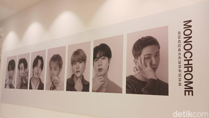 Suasana di BTS POP-UP MONOCHROME IN JAKARTA pada Jumat (10/5).
