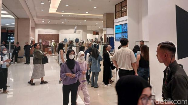 Suasana di BTS POP-UP MONOCHROME IN JAKARTA pada Jumat (10/5).