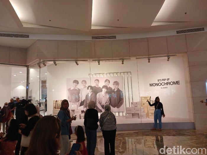 Suasana di BTS POP-UP MONOCHROME IN JAKARTA pada Jumat (10/5).