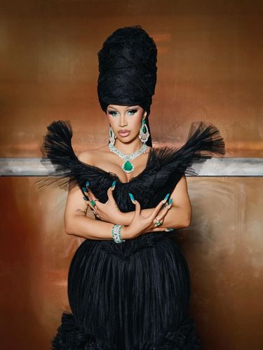 Cardi B mengenakan gaun rancagan Sensen Lii dari label Windowsen di Met Gala 2024.