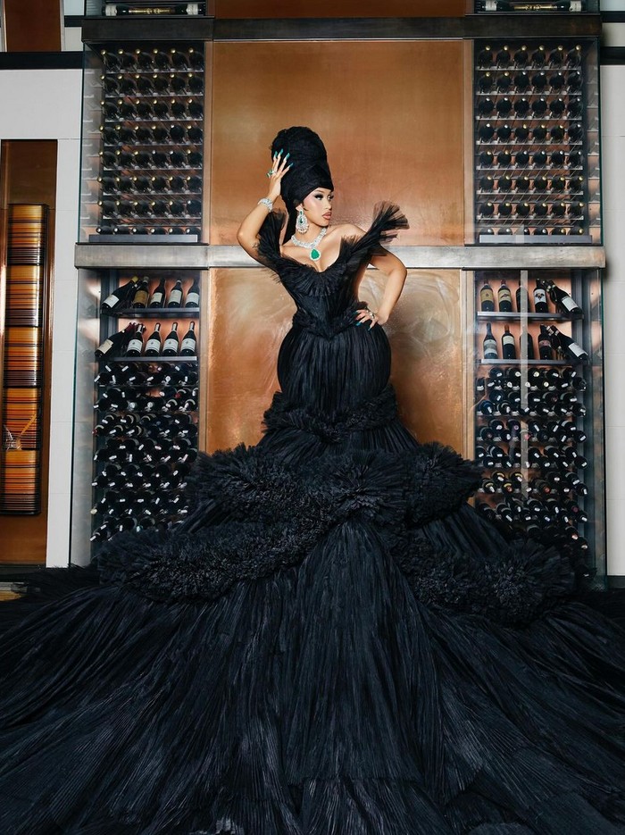 Cardi B mengenakan gaun rancagan Sensen Lii dari label Windowsen di Met Gala 2024.