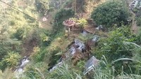 Nur selaku petugas pengelola menjelaskan arti dari Curug Tilu Leuwi Opat. Curug yang berarti air terjun dan leuwi berarti kolam atau kubangan, karena memiliki tilu (tiga) air terjun serta memiliki opat (empat) kolam jadi nama objek wisata ini disebut Curug Tilu Leuwi Opat.