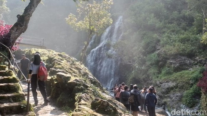 Objek wisata Curug Tilu Leuwi Opat nyatanya merupakan bisnis keluarga yang telah dikelola sejak lama. Semula kawasan ini merupakan lahan yang tanahnya kurang baik bila dijadikan perkebunan, memang kawasan objek wisata ini dikelilingi oleh perkebunan sayuran.