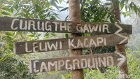 Dengan inisiatif dari sang pemilik lahan untuk membuka kawasan usaha, lambat laun perekonomian masyarakat sekitar pun semakin berkembang. Setelah secara bertahap menjadi objek wisata, Curug Tilu Leuwi Opat bukanlah objek wisata yang ambisius, yang melakukan promosi di berbagai medium.