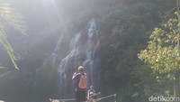 Salah satu pengelola Kawasan ini, Nur menyampaikan kalau kawasan ini menjadi objek wisata yang banyak diminati oleh semua kalangan, tak terkecuali tua dan muda. Dengan track yang mudah tak perlu repot-repot, pengunjung bisa langsung menikmati suguhan alam itu.