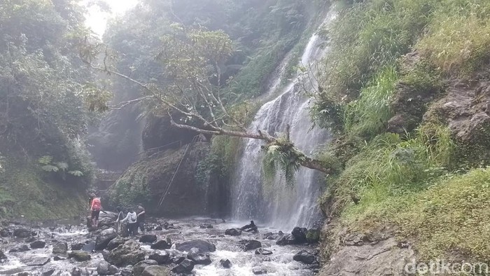 Curug Tilu Leuwi Opat, Kompleks Air Terjun yang Jadi Primadona Wisatawan di Bandung Dalam rangka libur panjang dari tanggal 9-12 Mei 2024, tentunya jadi waktu yang tepat bagi masyarakat untuk menghabiskan waktu luangnya. Salah satu objek wisata di kawasan Bandung yang menjadi incarannya adalah Curug Tilu Leuwi Opat.