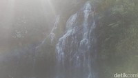 Terletak di Kabupaten Bandung Barat, sekitar satu jam dari pusat Kota Bandung, tempat ini menyuguhkan lanskap alam yang menakjubkan untuk dinikmati. Sedari pagi pengunjung telah datang memadati area air terjun ini.