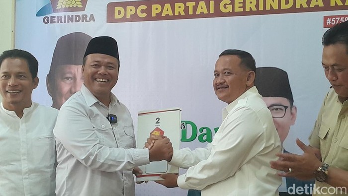 Edi Sayudi bos Swalayan Maharani Demak mendaftar cabup Pilkada Demak. Edi mendaftar Cabup via Gerindra, Jumat (10/5/2024).