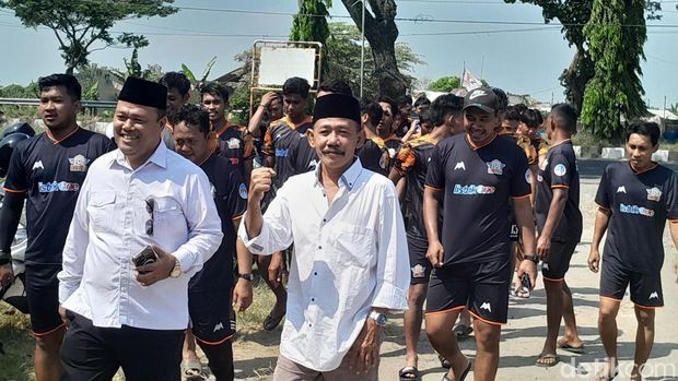 Edi Sayudi bos Swalayan Maharani Demak mendaftar cabup Pilkada Demak 2024. Edi mendaftar ke Gerindra Demak, Jumat (10/5/2024).