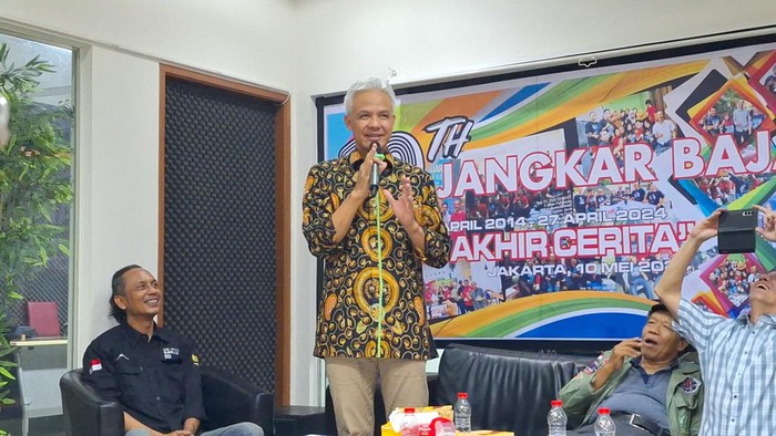 Ganjar Pranowo saat menghadiri HUT ke-10 tahun Jangkar Baja yang merupakan relawan pendukung dalam kontestasi Pilpres 2024, di Kawasan Tebet, Jakarta Selatan, Jumat (10/5/2024).