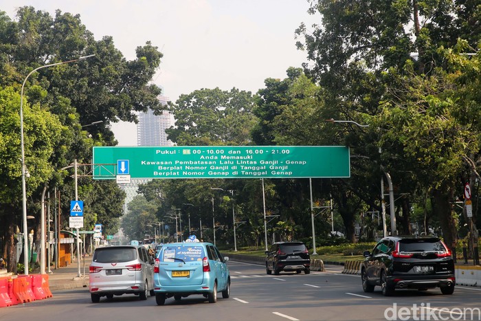 Sejumlah kendaraan bermotor melintas di kawasan Jalan MH Thamrin, Jakarta, Jumat (10/5/2024).