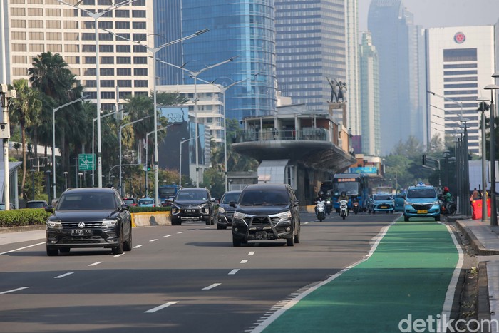 Sejumlah kendaraan bermotor melintas di kawasan Jalan MH Thamrin, Jakarta, Jumat (10/5/2024).