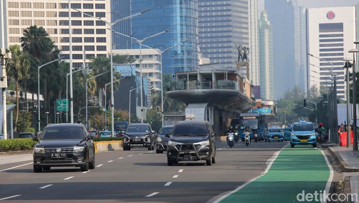 Sejumlah kendaraan bermotor melintas di kawasan Jalan MH Thamrin, Jakarta, Jumat (10/5/2024).