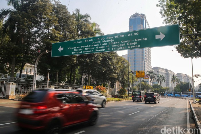 Sejumlah kendaraan bermotor melintas di kawasan Jalan MH Thamrin, Jakarta, Jumat (10/5/2024).