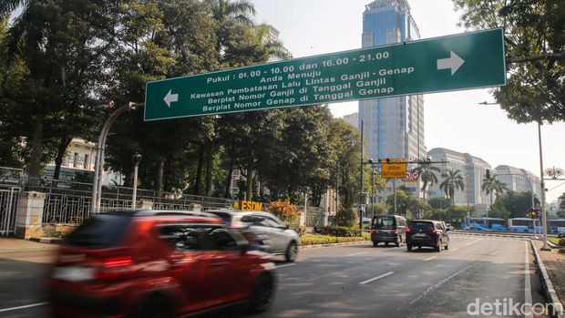 Sejumlah kendaraan bermotor melintas di kawasan Jalan MH Thamrin, Jakarta, Jumat (10/5/2024).