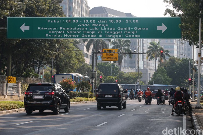 Sejumlah kendaraan bermotor melintas di kawasan Jalan MH Thamrin, Jakarta, Jumat (10/5/2024).
