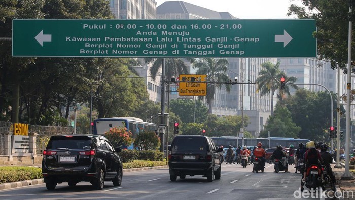 Sejumlah kendaraan bermotor melintas di kawasan Jalan MH Thamrin, Jakarta, Jumat (10/5/2024).