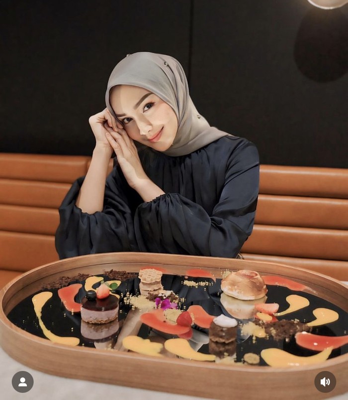 Gaya Modis Melody Prima Saat Minum Es kopi dan Makan Pizza Gaya Modis Melody Prima Saat Minum Es kopi dan Makan Pizza