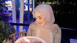 Gaya Modis Melody Prima Saat Ngopi dan Makan Pizza