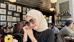 Gaya Modis Melody Prima Saat Ngopi dan Makan Pizza