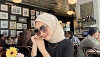 Langganan di salah satu restoran ternama, Melody paling suka menghabiskan waktu dengan minum es kopi susu. Foto: Instagram @melodyprima